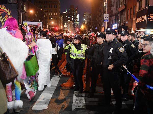 Doch am Abend trotzten Tausende New Yorker dem Terror. Trotz des Anschlags wurde die New Yorker Halloween-Parade nicht abgesagt.