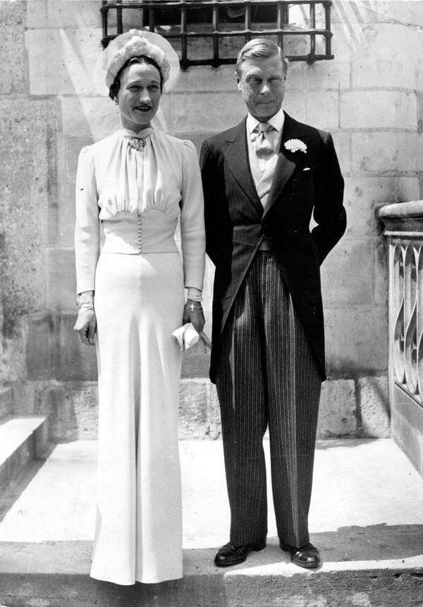Die Hochzeiten des Hochadels haben seit jeher fasziniert. Kostbare Kleider, Diademe und ein rauschendes Fest, bei dem Steuergeld keine Rolle spielt, sieht man nicht alle Tage - vor allem nicht im eigenen Kreis. Die Hochzeit von Wallis Simpson und Eduard VIII war allerdings eine nicht ganz so pompöse Angelegenheit. Das lag auf der Hand, immerhin dankte der vormalige britische König wegen Simpson ab. Geheiratet wurde in einem schlichten Kleid am 3. Juni 1937 in Frankreich. Es war die dritte Ehe für Wallis Simpson. 