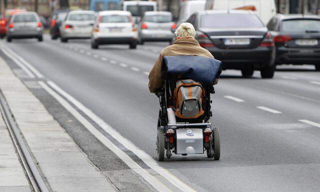Auf der Fahrbahn dürfen Rollstuhlfahrer abseits von Veranstaltungen (am Bild eine Demo am Wiener Ring gegen Pflegegeldkürzungen im Jahr 2010) auch dann unterwegs sein, wenn ein Gehsteig fehlt. 