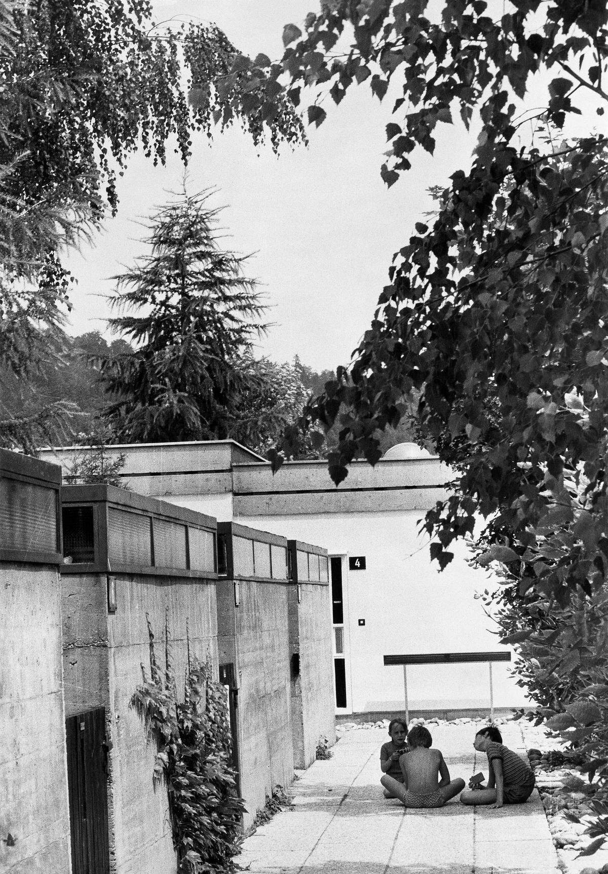 Seine Siedlungskonzept für die gegliederte und aufgelockerte Stadt, in Ansätzen realisiert am Mauerberg in Wien (1962–1963) und in Puchenau bei Linz (im Bild, ab 1963), gilt bis heute als wichtiges Modell für den verdichteten Wohnbau.  