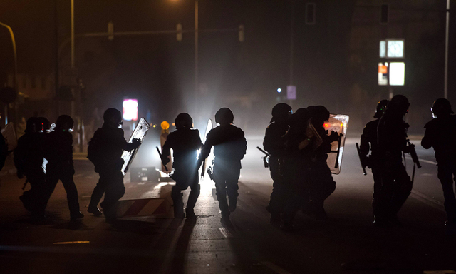In Sachsen ist es in der zweiten Nacht in Folge zu rechtsextremen Ausschreitungen vor einer Fluechtl