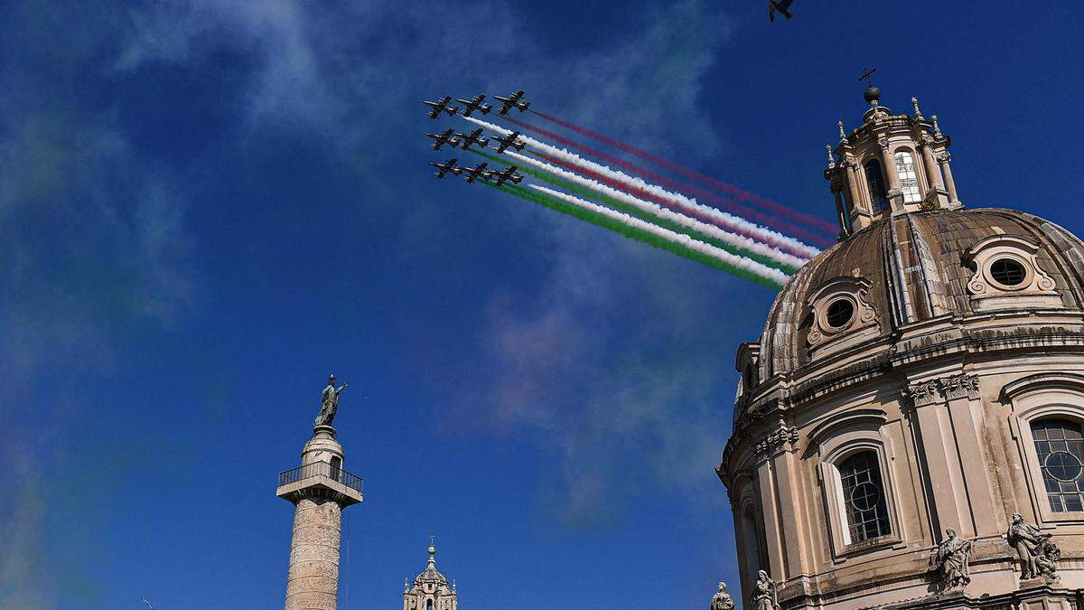 2. Juni. Die Farben der italienischen "Tricolore" über dem Forum Trajanum in Rom anlässlich des "Giorno della Repubblica" am 2. Juni.