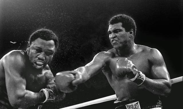 Joe Frazier kassierte in Manila schwere Schläge, Muhammad Ali gewann 1975 den Titel zurück.