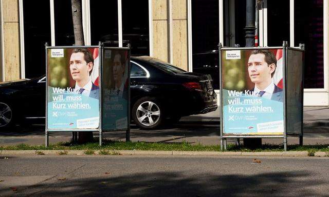 Viele ÖVP-Plakate sah man im Frühherbst. Ob hinter der Überschreitung der Wahlkampfkosten der ÖVP Absicht steckte und ob der Falter dies nachweisen kann, wird Thema vor Gericht sein.  