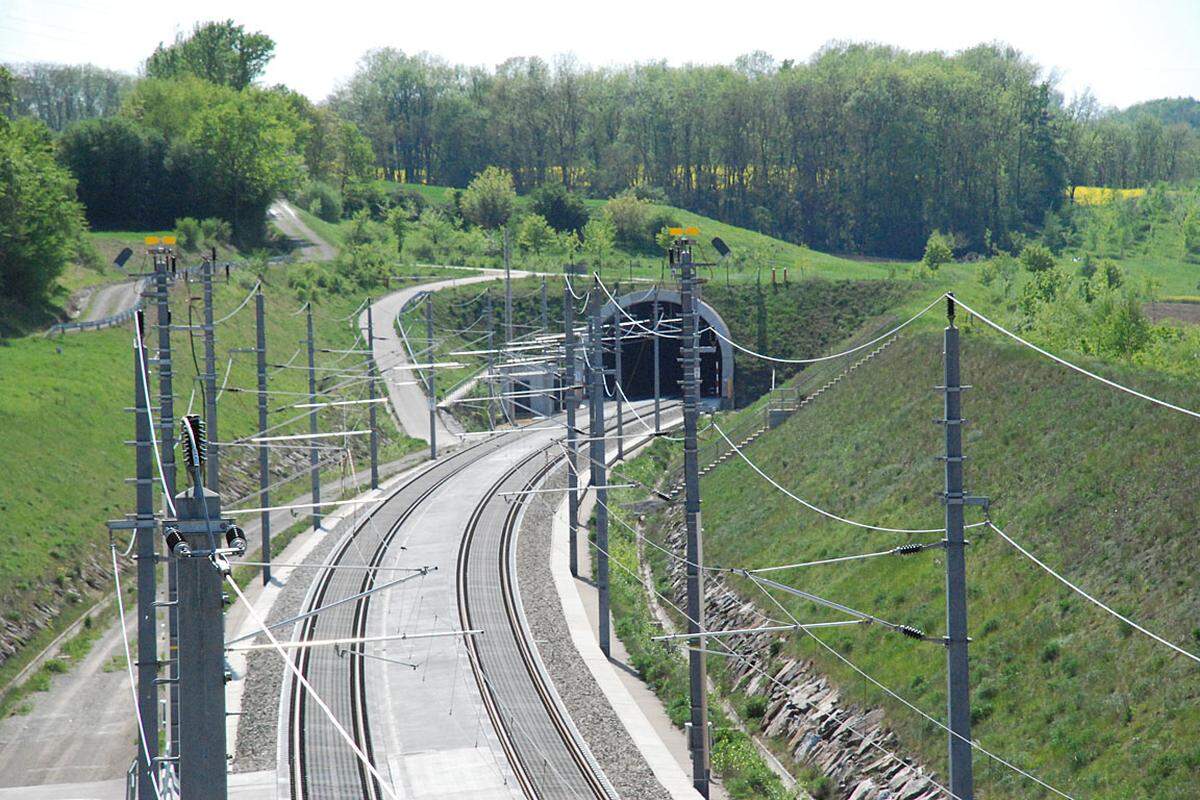 Südlich der Perschling verläuft der Großteil des dritten, des sogenannten Westabschnitts der neuen Bahnstrecke. Dessen Kernstück ist die Tunnelkette Perschling.