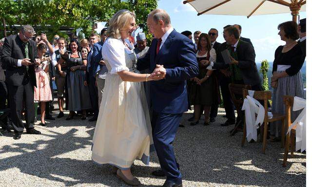 Die Braut und der Präsident. Karin Kneissl und Wladimir Putin beim Hochzeitstanz.