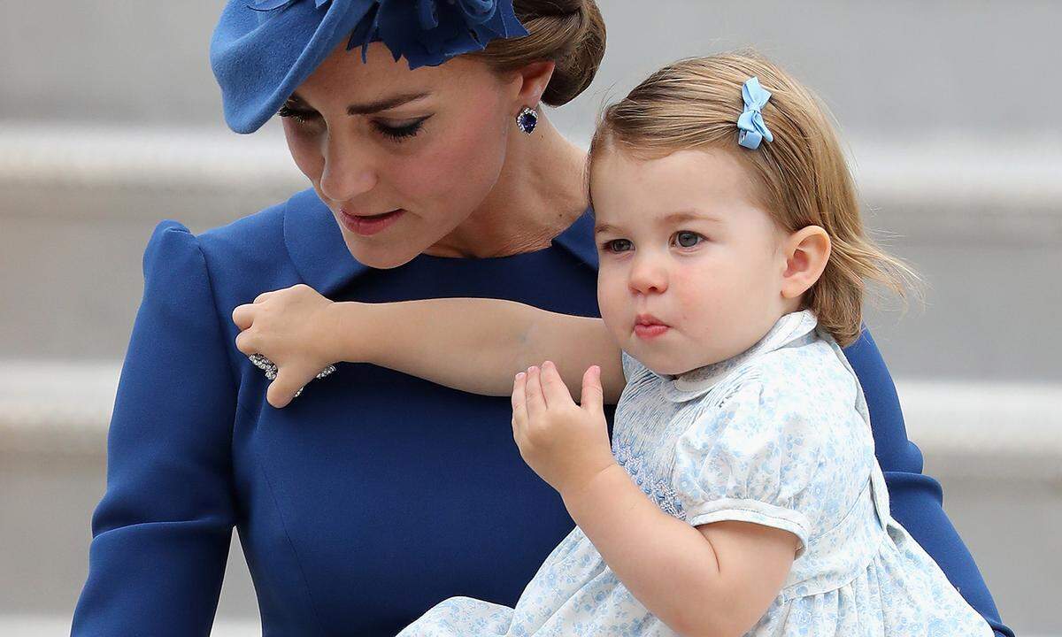 „Ganz der Onkel“ könnte man bei Prinzessin Charlotte meinen. Sie kommt mit ihrer neckischen Art ganz nach Prinz Harry. 