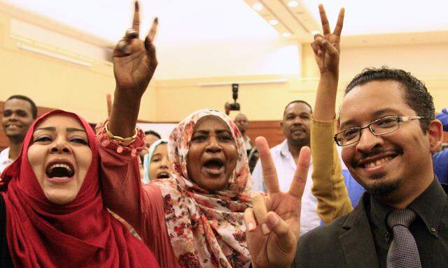 Freude über die Einigung. Im Sudan haben Vertreter der Protestbewegung ein Abkommen mit dem Militär geschlossen. 