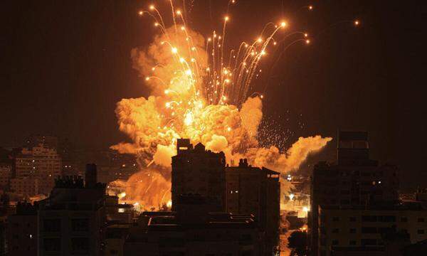 Explosion einer israelischen Fliegerbombe in Gaza als Reaktion auf die mörderische Attacke der Hamas.