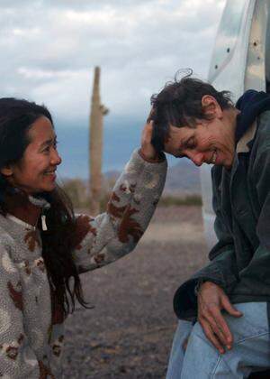 "Nomadland"-Regisseurin Chloe Zhao mit Frances McDormand am Set.