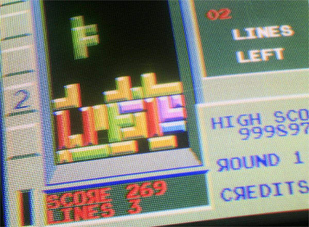 Für Tetris erfand Paschitnow Steine aus nur vier Quadraten ("tetra" bedeutet vier). Da Paschitnows Lieblingssport Tennis ist, kam am Ende die Wortkreation "Tetris" heraus. Das Spiel war denkbar simpel. Steine fielen von oben herab und konnten nach links oder rechts gedreht werden.