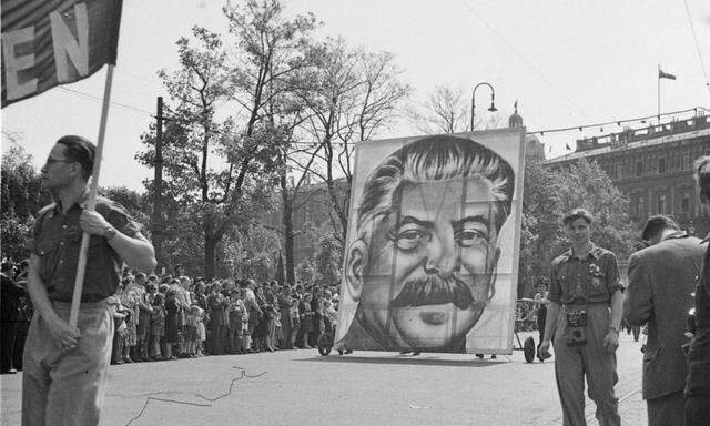 Maikundgebung der Wiener KPÖ auf der Ringstraße mit riesigem Stalin-Porträt im Jahre 1952.