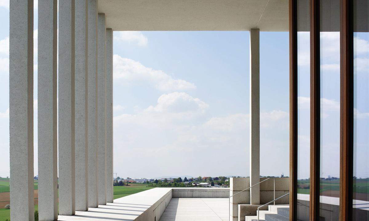 DAVID CHIPPERFIELD Er setzt Zeichen, aber leise. „Seine Korrektheit und eine Intelligenz“ schätzt Gustav Peichl sehr. Monumental können seine Bauten zwar geraten, laut eher nicht. Sein Credo ist die Reduktion. Wie auch beim Entwurf des Literaturmuseums der Moderne in Marbach. Auch dort hat er wie sonst der Materialität besonderes Augenmerk geschenkt.