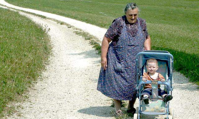 Oma mit Enkel - granny with grandchild