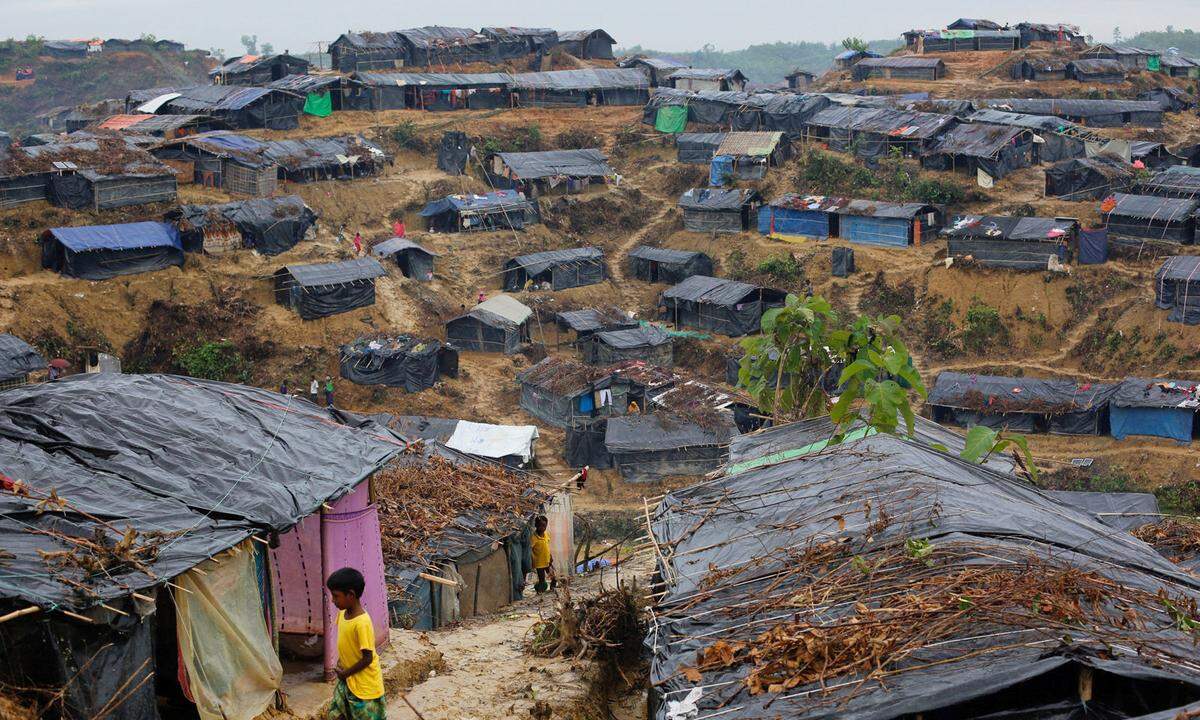 Die Rohingya dürften die für sie vorgesehenen Gebiete nicht verlassen. Sie müssten dort bleiben, bis sie in ihr Heimatland zurückkehrten. Die Flüchtlinge dürften weder reisen noch bei Freunden oder Verwandten unterkommen. Die Bevölkerung solle sie nicht bei sich aufnehmen oder irgendwohin fahren, hieß es.