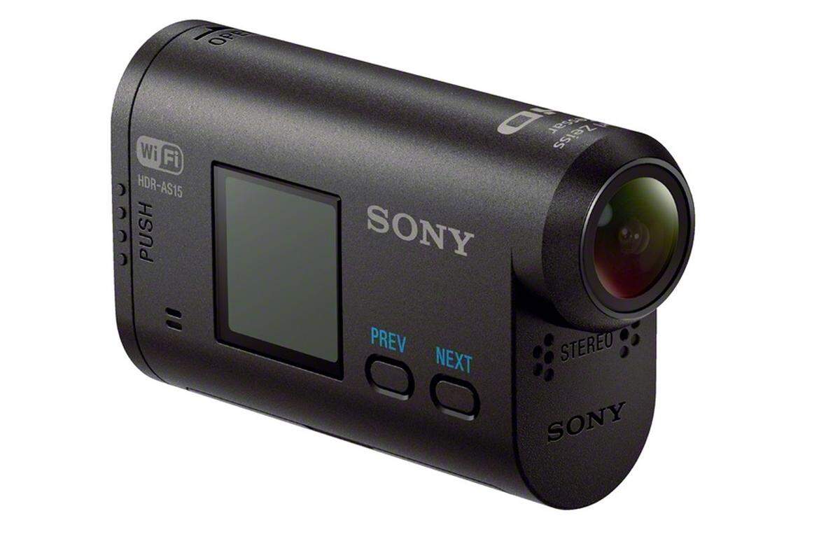 Sonys erste "Action Cam" für Sportler ist klein, leicht und robust, bietet aber trotzdem feinste Technik für scharfe und rauschfreie Bilder. Die 90 Gramm schwere Kamera verfügt über ein Carl-Zeiss-Objektiv mit festem Weitwinkel und einen Exmor-Sensor. Der Aufnahmewinkel beträgt 170 Grad, es gibt zwei Zeitlupen-Modi und WLAN ist ebenfalls an Bord. Im Lieferumfang ist auch ein wasserdichtes Schutzgehäuse. Ab Oktober ist die winzige (24,5 x 47 x 82 Millimeter) Kamera um rund 300 Euro erhältlich.