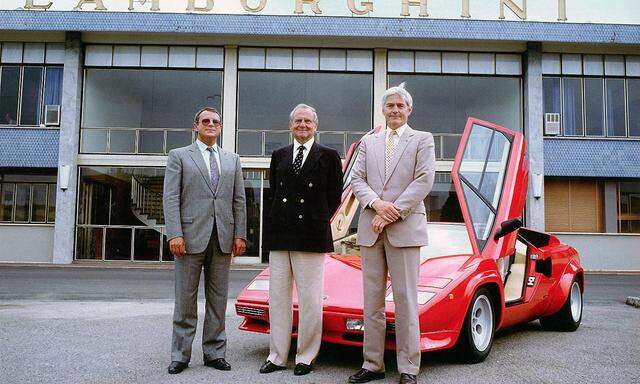 Stolz auf das neue Spielzeug: Chrysler-Boss Iacocca (MItte), Vize Bob Lutz (r.), Countach (rot), 1987.