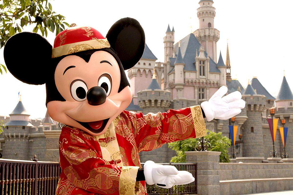 Über die Jahre wurde eine Vielzahl an Disneyland-Themenparks eröffnet: In Tokyo, Paris oder Hongkong (siehe Bild). 2015 soll der Shanghai Disneyland Park seine Pforten öffnen.