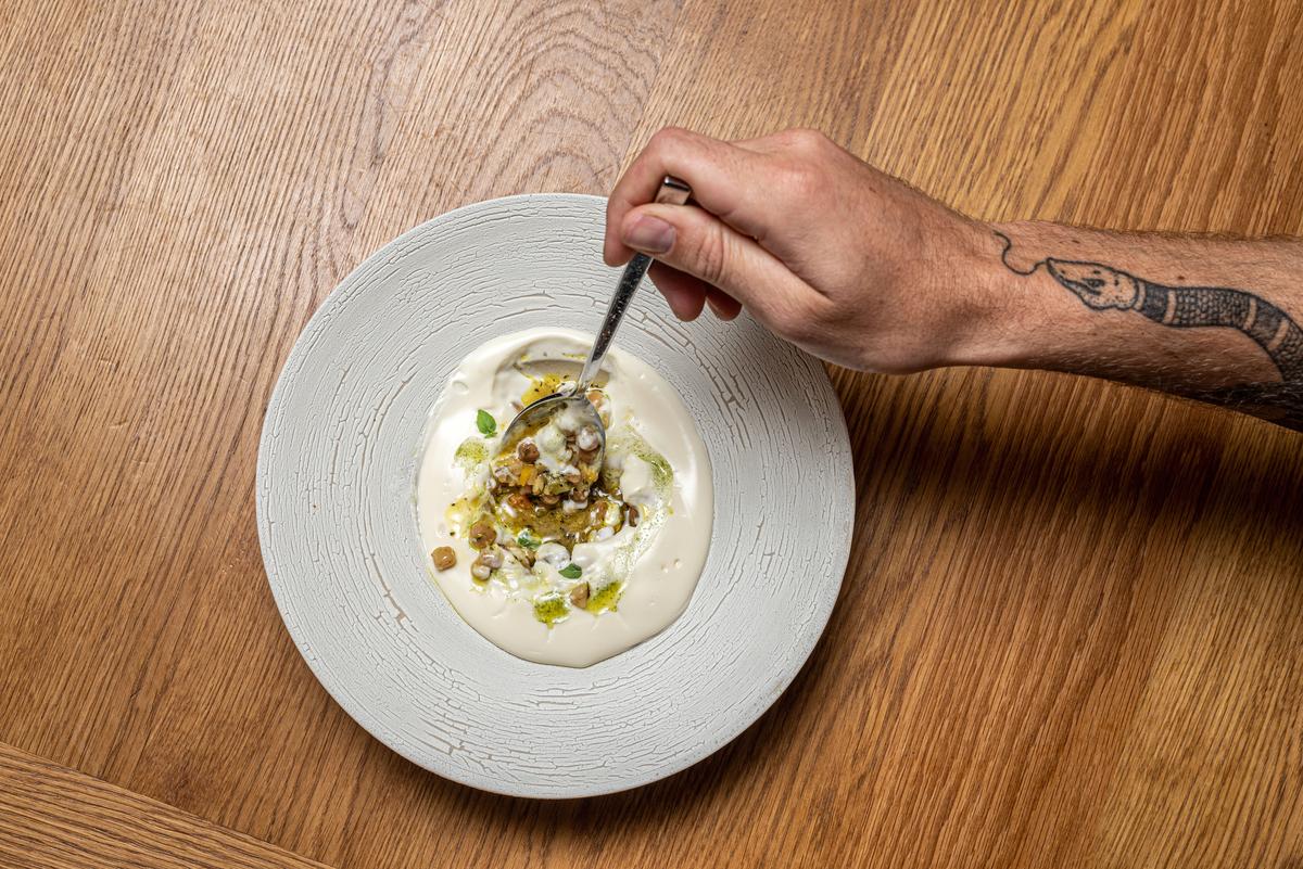 Fregola Sarda mit Parmesanschaum und Basilikumöl wird im Café Kandl aufgetischt.