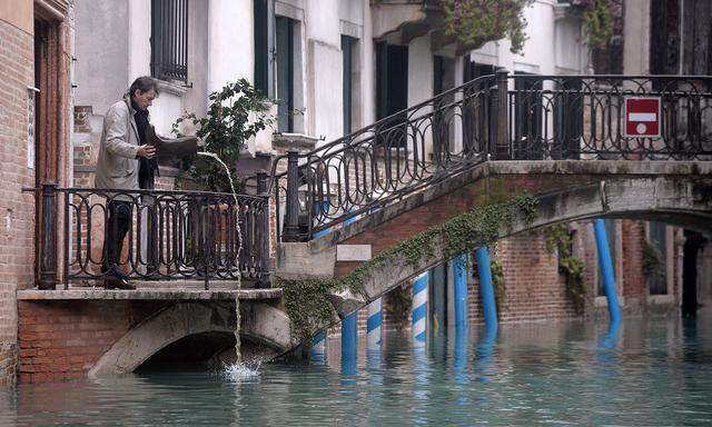 Am Montag entspannte sich die Lage in Venedig zwar leicht, doch Experten befürchten langfristige Schäden für die Altstadt – und immer häufigeren Hochwasseralarm.