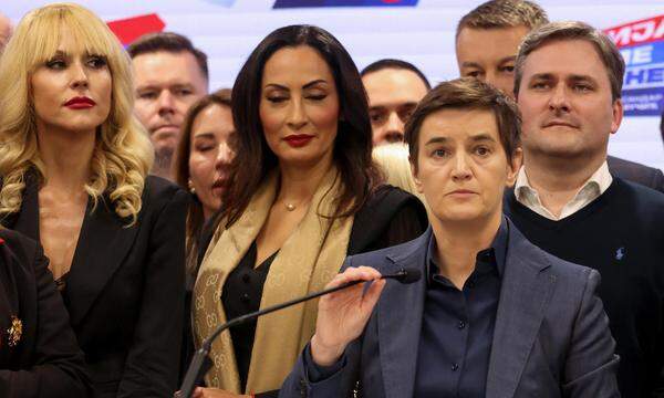 Serbiens Premier Ana Brnabić (rechts vorne) am Wahltag im SNS-Büro in Belgrad.