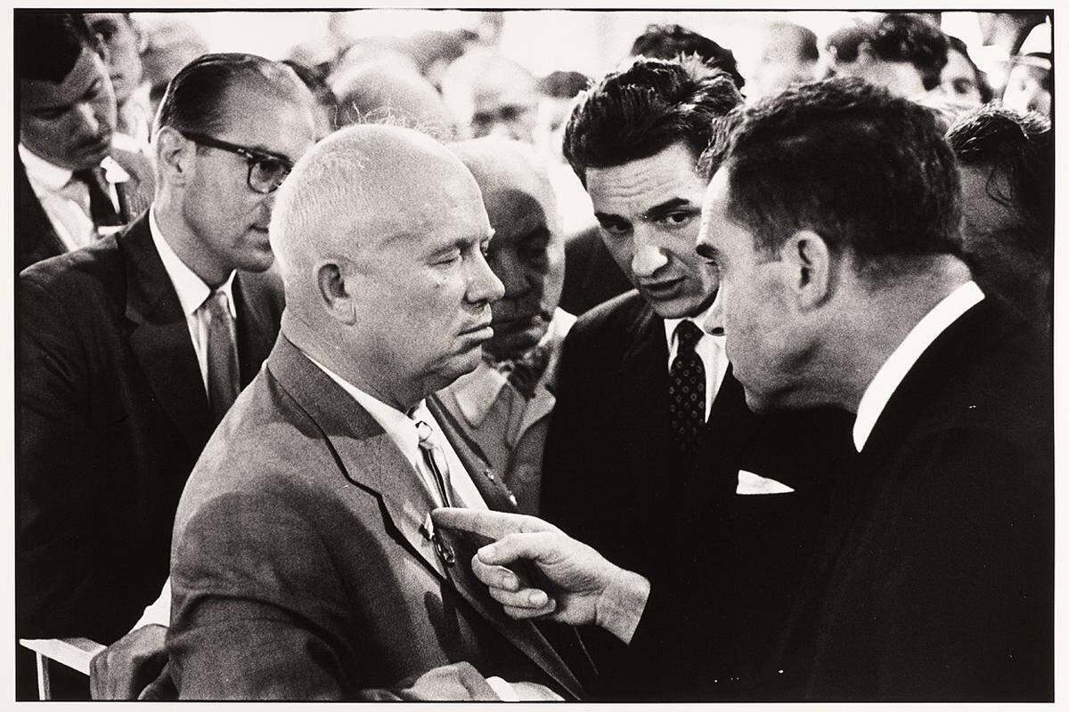 Nikita Chruschtschow und Richard Nixon im Streitgespräch: Entstanden ist Elliott Erwitts Foto des damaligen US-Vizepräsidenten und des sowjetischen Regierungschefs 1959 auf einer US-Industriemesse in Moskau. In der Abteilung für Küchen.Elliott Erwitt/Magnum Photos: Die Küchendebatte, Moskau 1959