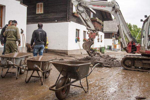 Scheibtruhen und Bagger werden in den nächsten Tagen die Unglücksgemeinden beherrschen: Aufräumungsarbeiten in der Gemeinde Taxenbach im Salzburger Pinzgau.