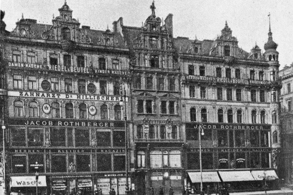 Vom Architekturbüro Fellner und Helmer geplant, eröffnete das erste Warenhaus von Jacob Rothberger 1885 am Stephansplatz Nummer 9. Acht Jahre später öffnete dann am Stephansplatz Nummer 11 das "Rothberger II" seine Pforten. Die beiden Textilkaufhäuser galten als eine der größten in der Wiener Innenstadt.