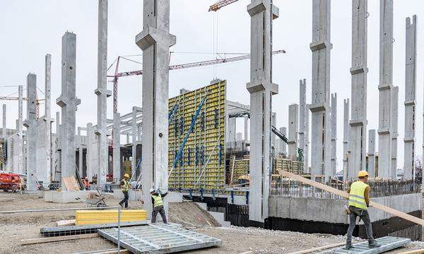 220 fast 30 Meter hohe Säulen sind die tragenden Elemente des auf zwei Ebenen errichteten Logistikzentrums. 31.000 Kubikmeter Beton sind in die diversen Gebäudeteile geflossen. Allein die Bewehrungseisen, die für Stabilität und Erdbebensicherheit sorgen, haben ein Gewicht von 5300 Tonnen.