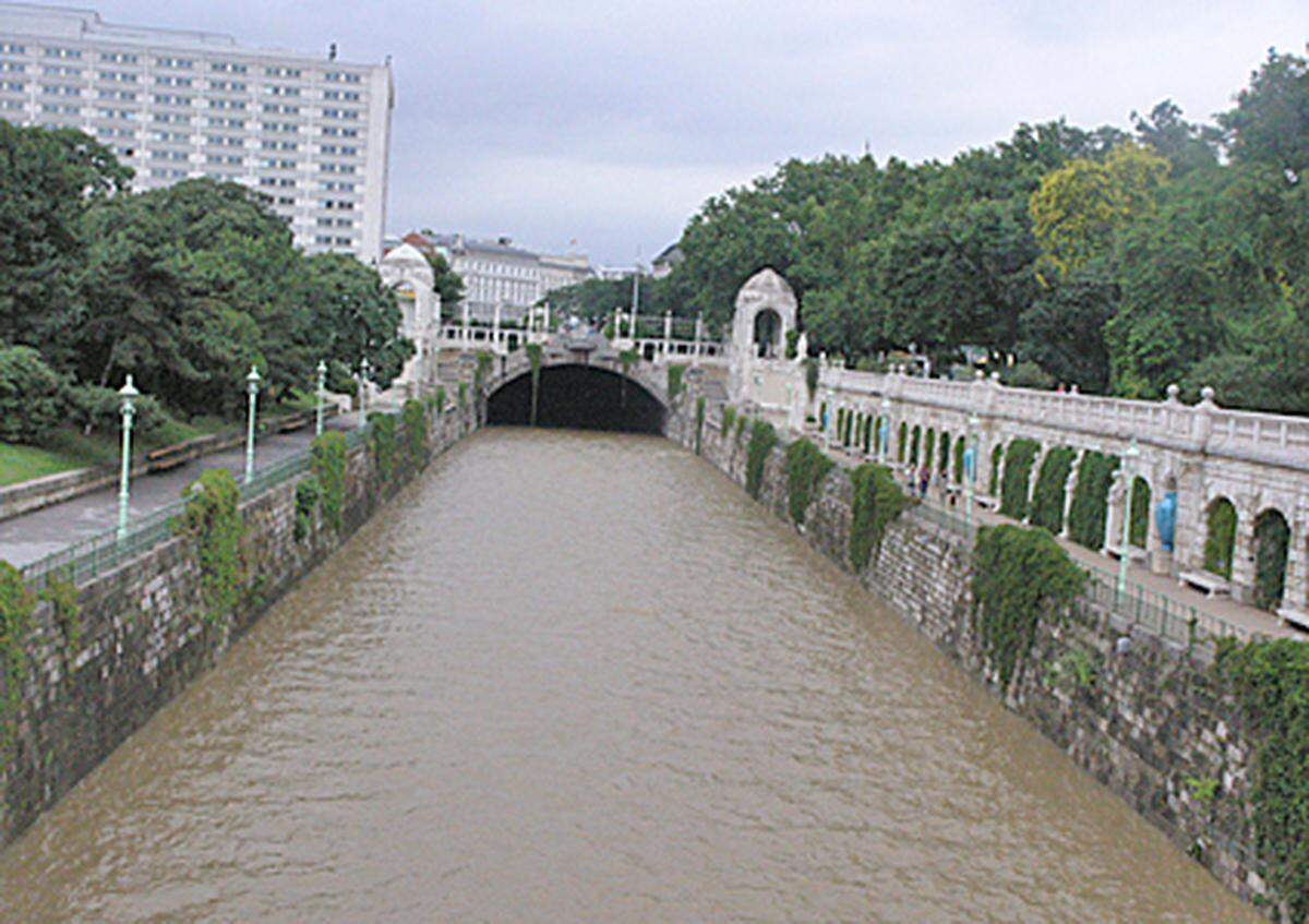 Szenenwechsel in den Wiener Stadtpark: Der Wienfluss zeigt sich zwar mächtiger als sonst, für Überflutungen müsste er allerdings noch sehr stark steigen.