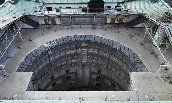 2019 stehen unter anderem die Dachsanierung und der Einbau von vier neuen Hauptstiegenhäusern an. Die für das neue Glasdach über dem Nationalratssitzungssaal (Durchmesser 28 Meter, Fläche 550 Quadratmeter) notwendige Stahlkonstruktion wird ebenfalls errichtet.