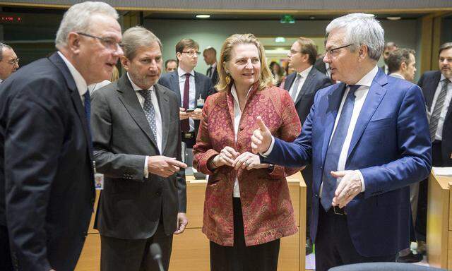 Außenministerin Kneissl in Brüssel mit den EU-Kommissaren Mimica und Hahn sowie Belgiens Außenminister Reynders (v. l.)