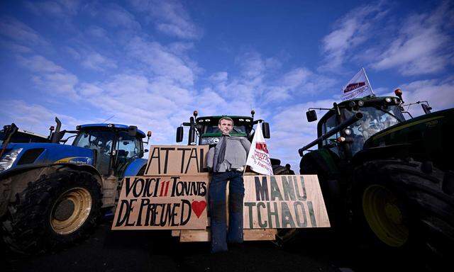 Feindbild Präsident Macron: Wütende französische Bauern blockieren die Autobahn A1 zum Flughafen Charles de Gaulle bei Paris. 