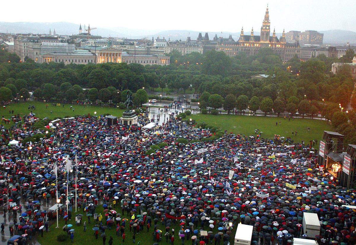 Ebenfalls eine sechsstellige Teilnehmerzahl, mehr als 100.000, erreichte ein Protest gegen die Pensionsreform, zu dem der ÖGB im Mai 2003 aufgerufen hatte.