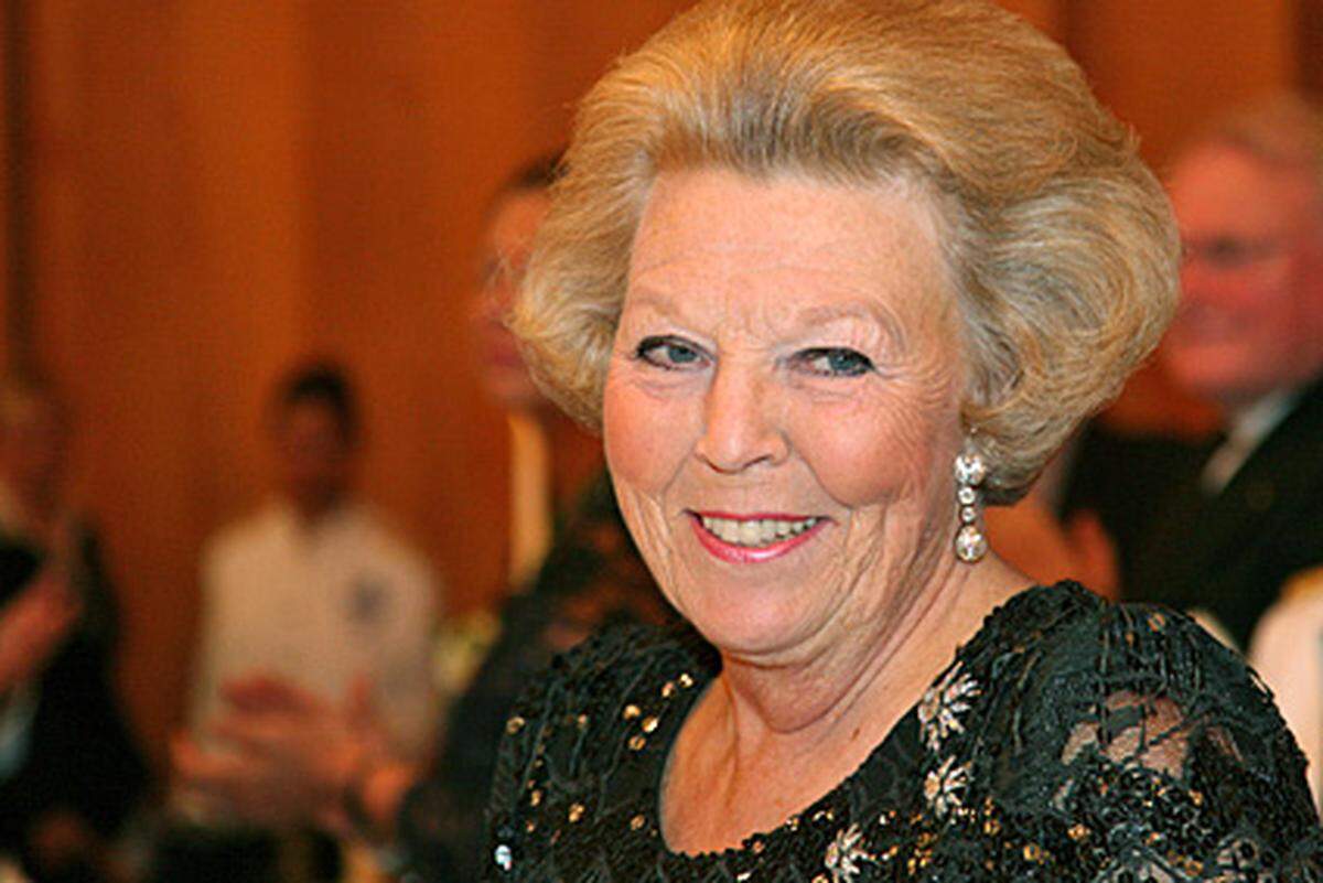 Nachdem es niederländischen Reportern gelungen ist, in den Palast ihrer Königin Beatrix eine Bomben-Attrappe zu schmuggeln, muss sich die Monarchin um ihre Sicherheit sorgen. Das Wachpersonal hatte den als Handwerker getarnten TV-Journalisten ohne genaue Kontrollen Einfahrt gewährt.  Nachdem der Beitrag über den "Coup" Sonntagabend ausgestrahlt wurde und sich in der Öffentlichkeit Unmut regte, gaben die Behörden eine Verschärfung der Sicherheitsvorkehrungen für den königlichen Amtssitz in Den Haag bekannt.