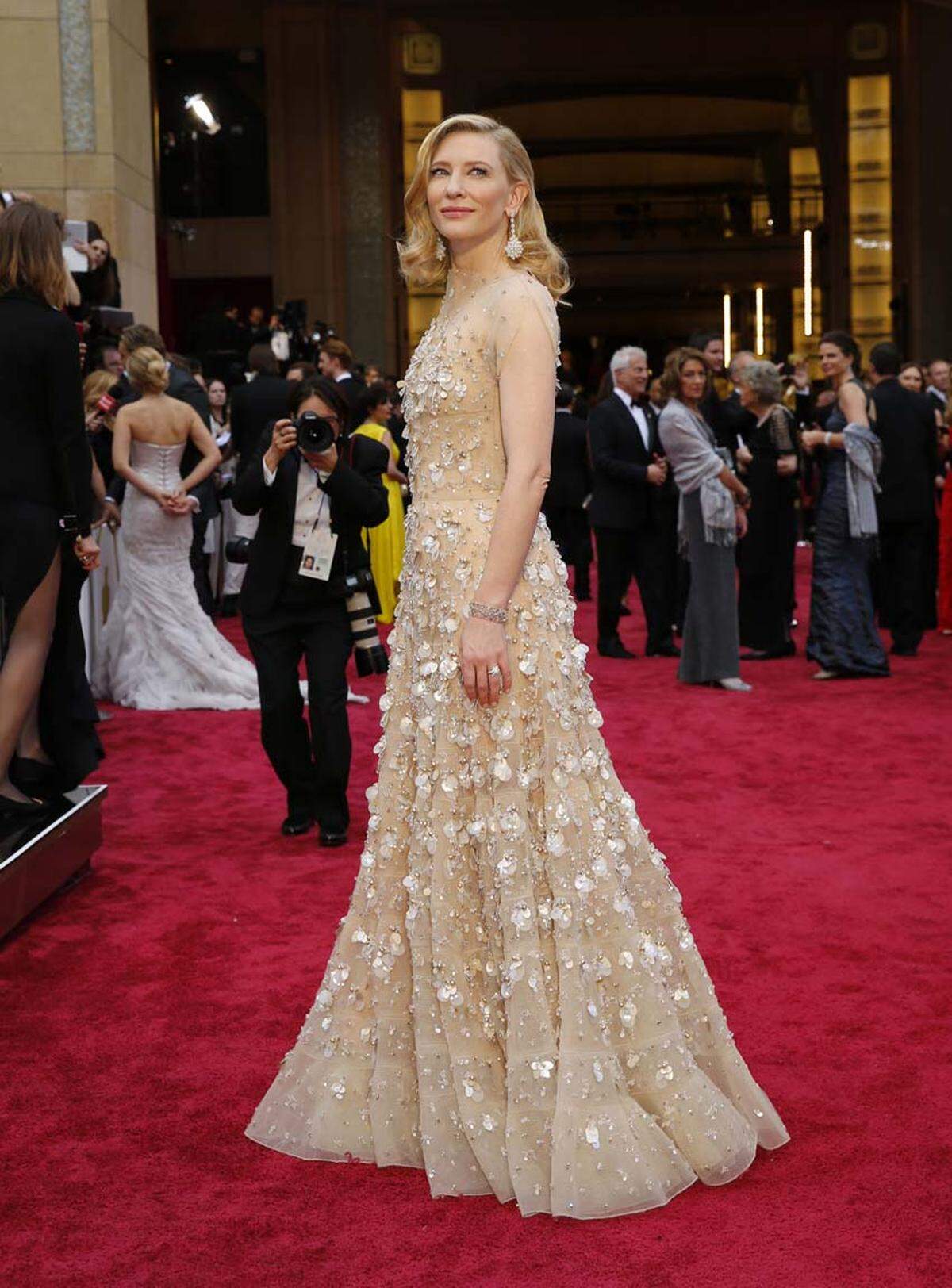 Eleganz verkörperte Cate Blanchett 2014, als sie in einer Robe von Armani Privé den Oscar für "Blue Jasmin" überreicht bekam.