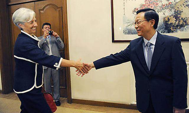 Christine Lagarde bei ihrem Chinabesuch mit Finanzminister Xie Xuren