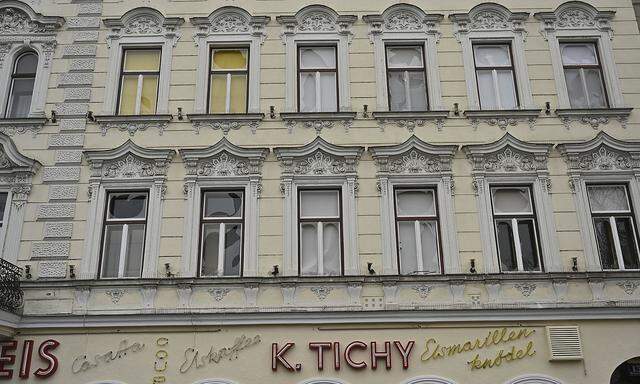 Auch die Fenster einiger Stockwerke im Tichy-Gebäude am Reumannplatz wurden Opfer der Randale.