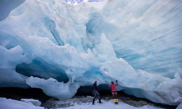 Archivbild. Die österreichischen Gletscherforscher Andrea Fischer und Martin Stocker-Waldhuber untersuchen Gletscherhöhlen im Jamtalferner Gletscher, die die Eisschmelze beschleunigen.