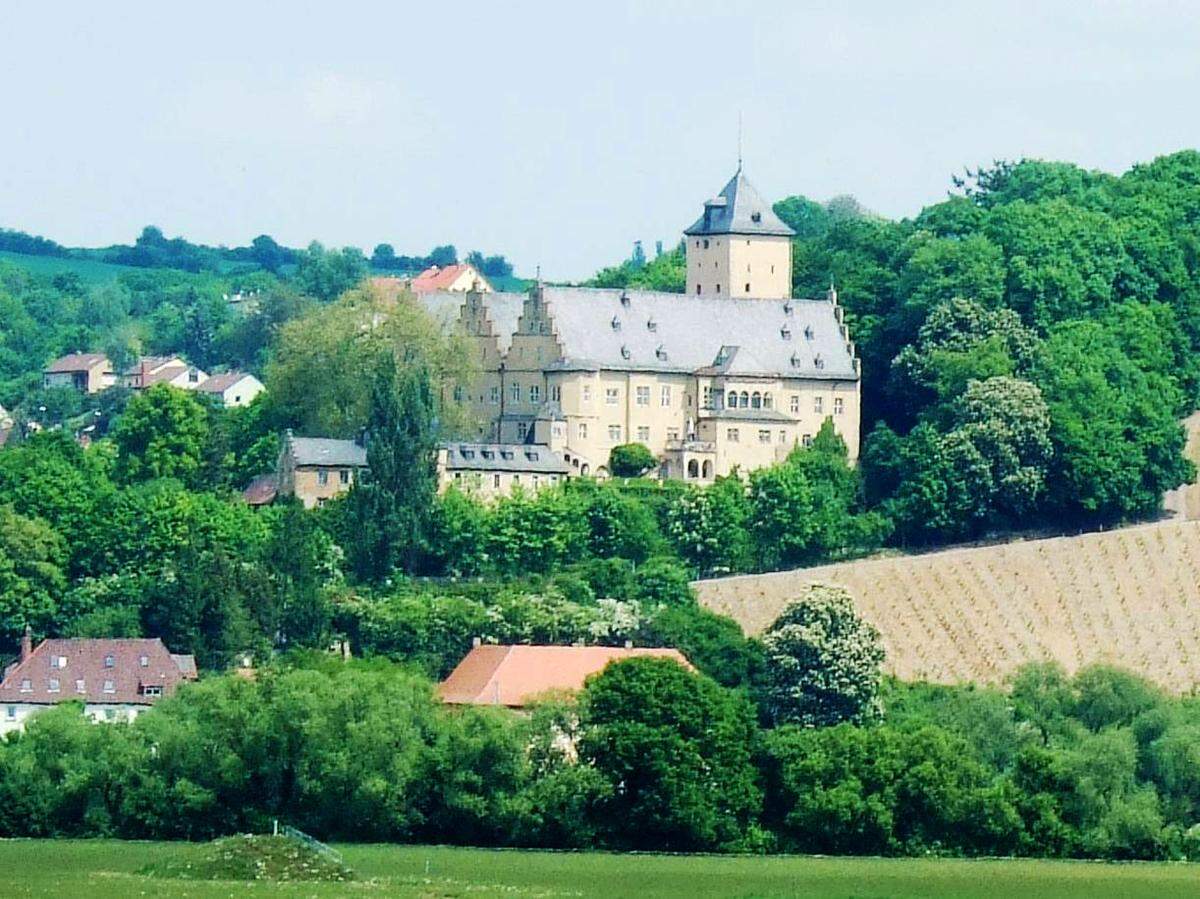 Zum Verkauf steht nun die vierflügelige gotische Schlossanlage auf nach Osten und Süden steil abfallendem Gelände, mit Vorburg, Stützwällen und Nebengebäuden (Gesindewohnungen).