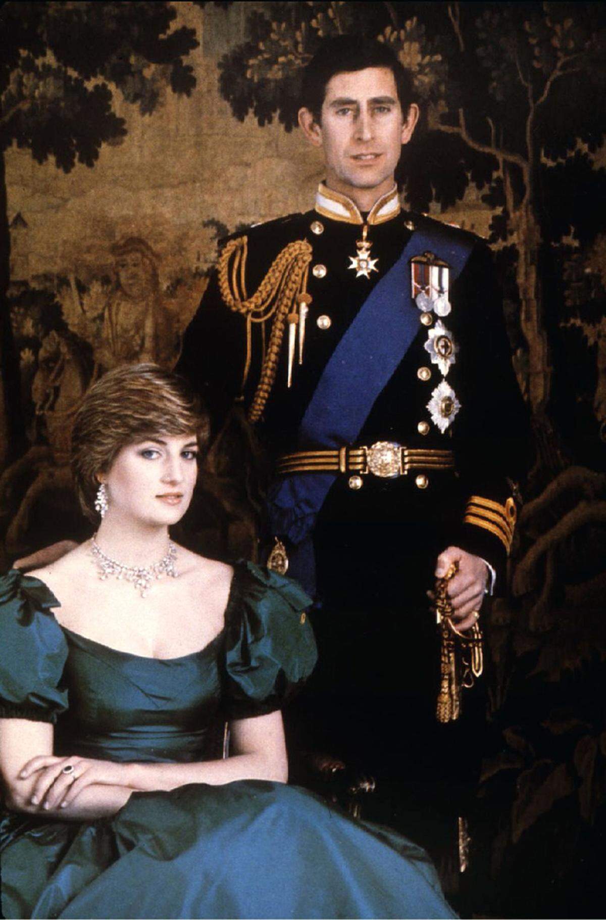 Charles und Diana hatten sich 1977 bei einer Jagd der Spencers kennengelernt, drei Jahre später hielt er um ihre Hand an. Den Ring, mit dem Prinz Charles 1981 um Dianas Hand anhielt trägt heute Catherine, die Frau von Sohn William.