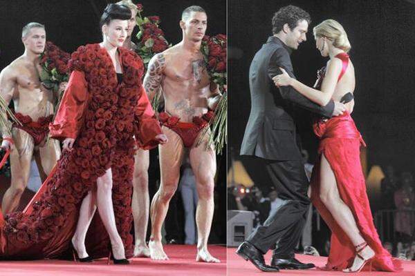 2005 entpuppte sich die als Höhepunkt angekündigte Fashion Show von Versace als laue Schau. Das Fetischmodel Dita von Teese und die mit Rogan tanzende Heidi Klum kamen besser an.