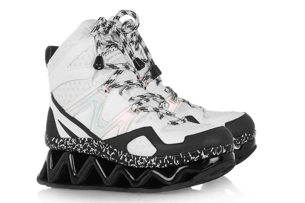 "Ninja" Sneakers aus Leder mit Mesheinsätzen und einer Plateau Sohle von Marc by Marc Jacobs.