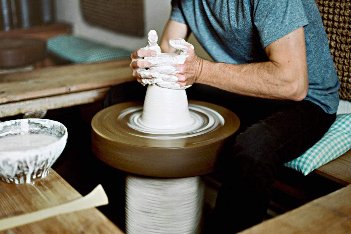 In seinen ersten Töpferkurs kam der Keramiker durch Zufall, in den USA.