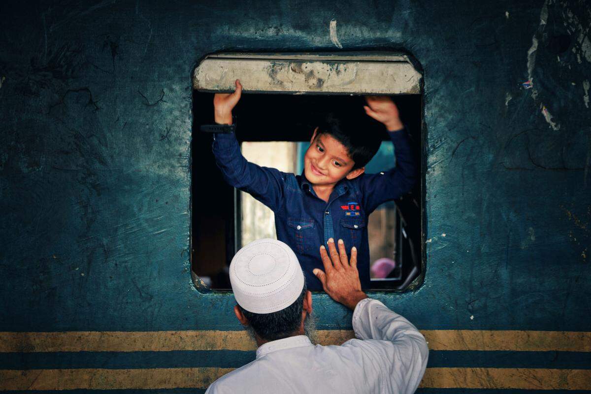 ... und zwischen Großvater und Enkel: Dieses Bild trägt den Titel "Abschied" und zeigt den Moment, bevor der Zug den Bahnhof in Bangladesch verlässt. "In Bangladesch sind die Familien sehr vereint. Für Söhne und Töchter ist es wichtig, ihre Eltern regelmäßig zu besuchen", schreibt der Fotograf dazu.