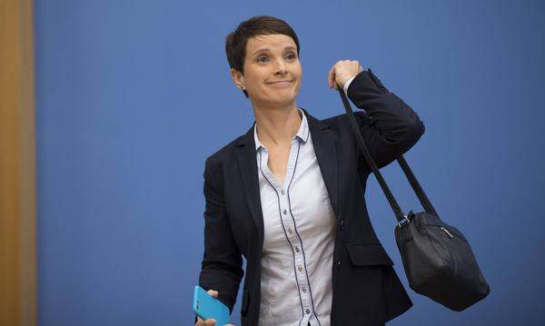 Bei der Bundestagswahl am 24. September erzielte die rechtspopulistische Alternative für Deutschland (AfD) einen Triumph: Sie gewann 94 Sitze und zog als drittstärkste Kraft in den Bundestag ein. Die ehemalige AfD-Vorsitzende Frauke Petry (Bild) und der Abgeordnete Mario Mieruch verließen die Fraktion aber.