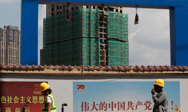 Die chinesische Regierung will sich einem Bericht zufolge mit lockereren Kreditbedingungen gegen die Immobilienkrise stemmen. 