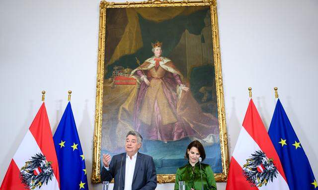 Vizekanzler Werner Kogler (Grüne) und Kanzleramtsministerin Karoline Edtstadler (ÖVP) bei der Präsentation des Vorhabens
