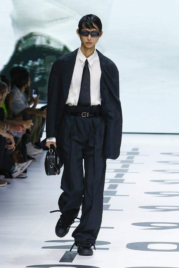 Handtasche zum Anzug: Look von Dolce & Gabbana. 