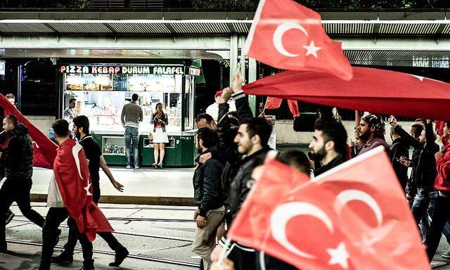 In Wien zogen am Samstag viele Erdogan-Anhänger durch die Innenstadt - eine unangemeldete Demonstration inklusive Sachbeschädigung.